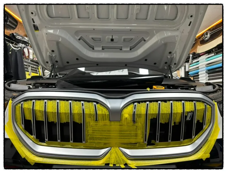 BMW i5のグリルラッピング事例｜費用目安と仕上がり 施工写真 1-2