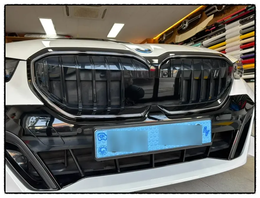 BMW i5のグリルラッピング事例｜費用目安と仕上がり 施工写真 1-3