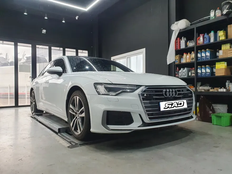 Audi A6 C8のカーラッピング事例｜RS6グリル交換とクローム除去 施工写真 2-1