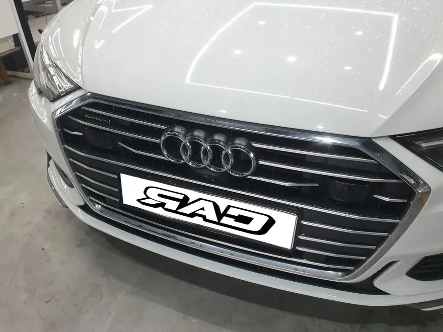 Audi A6 C8のカーラッピング事例｜RS6グリル交換とクローム除去 施工写真 3-1