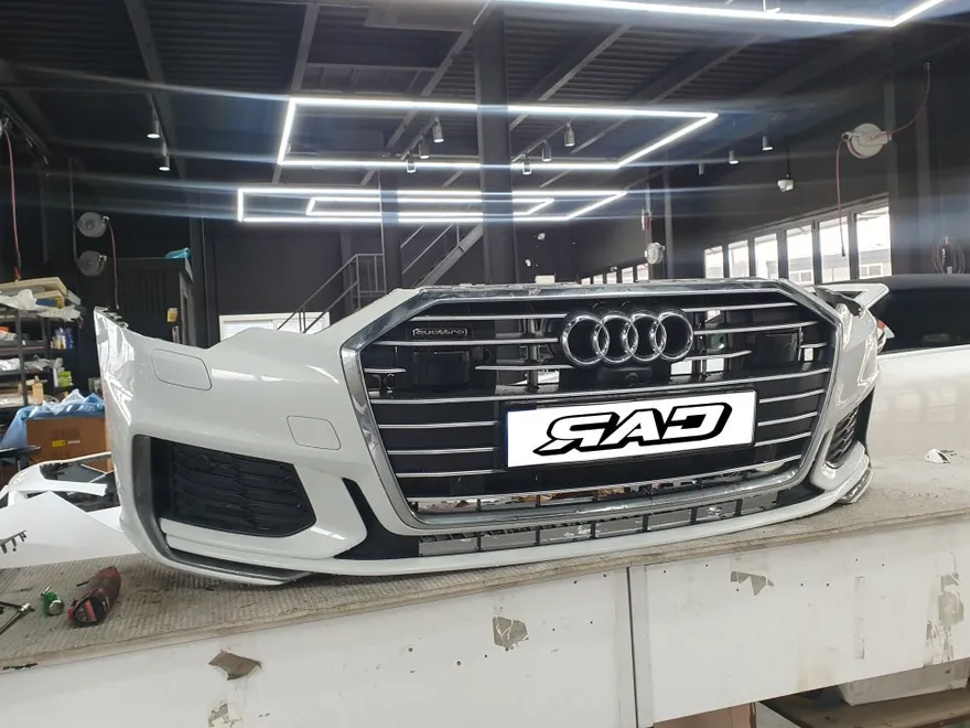 Audi A6 C8のカーラッピング事例｜RS6グリル交換とクローム除去 施工写真 1-2