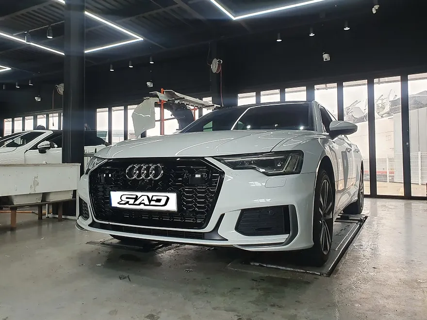 Audi A6 C8のカーラッピング事例｜RS6グリル交換とクローム除去 施工写真 2-3