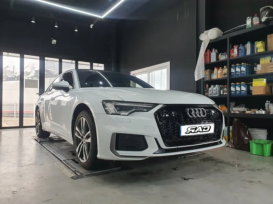 Audi A6 C8のカーラッピング事例｜RS6グリル交換とクローム除去 施工写真 3-3