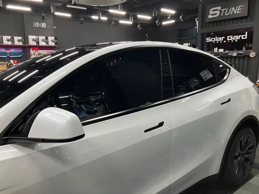 Tesla Model Yのカーフィルム施工事例｜費用目安・仕上がり 施工写真 1-2