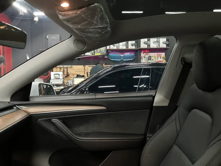 Tesla Model Yのカーフィルム施工事例｜費用目安・仕上がり 施工写真 1-3
