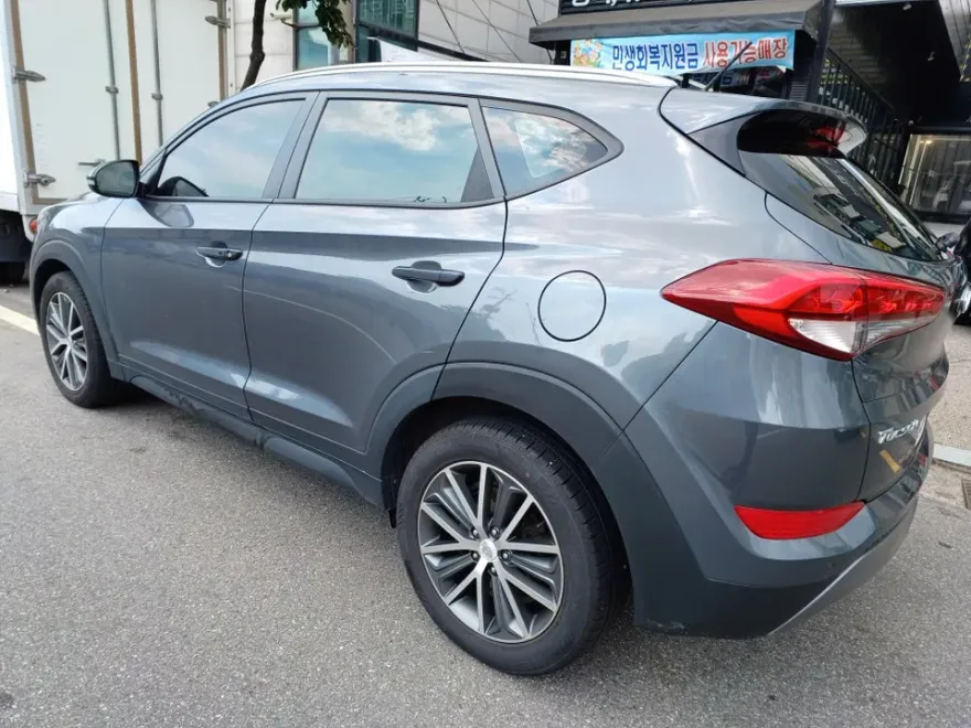 Hyundai Tucsonのカーフィルム施工事例|費用目安・仕上がり 施工写真 1-3