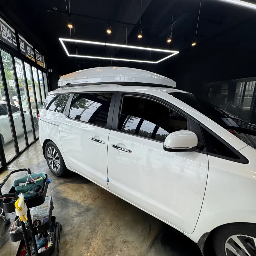 Kia Carnivalのカーフィルム施工事例｜熱遮断と高級感を両立 施工写真 3-1