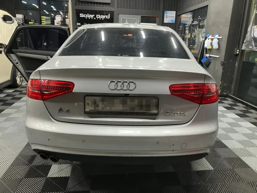Audi A4のドラレコ取付事例｜費用目安・仕上がり 施工写真 2-1