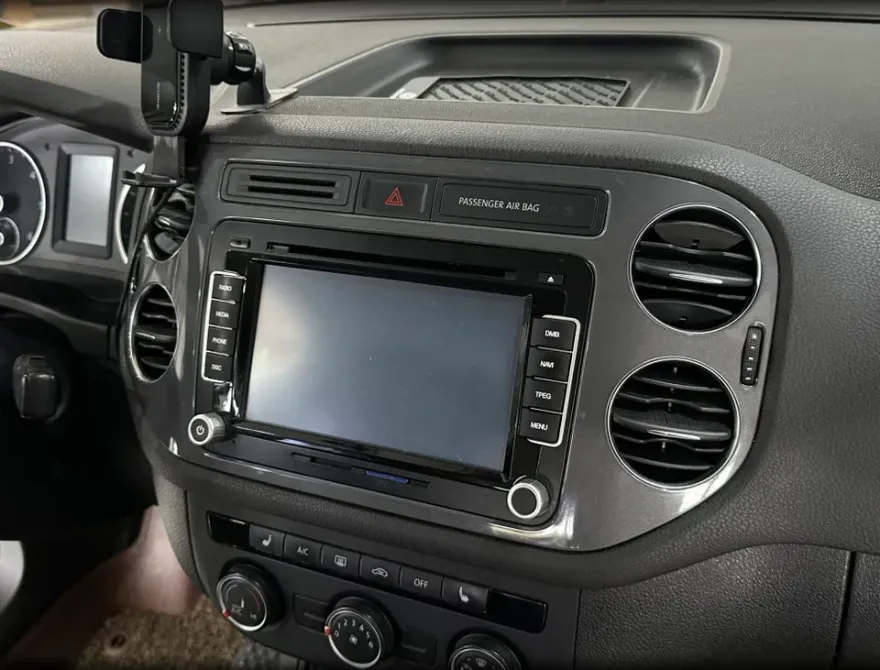 Volkswagen TiguanのAndroid Auto・CarPlay取付事例 施工写真 2-1