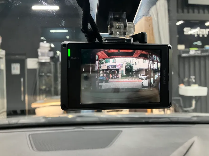 Hyundai Azeraのドラレコ取付事例|費用目安・仕上がり 施工写真 1-2