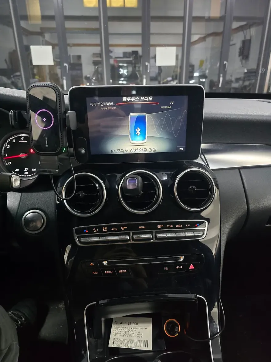 Mercedes-Benz C-Class W205のAndroid Auto・CarPlay取付事例 施工写真 2-1