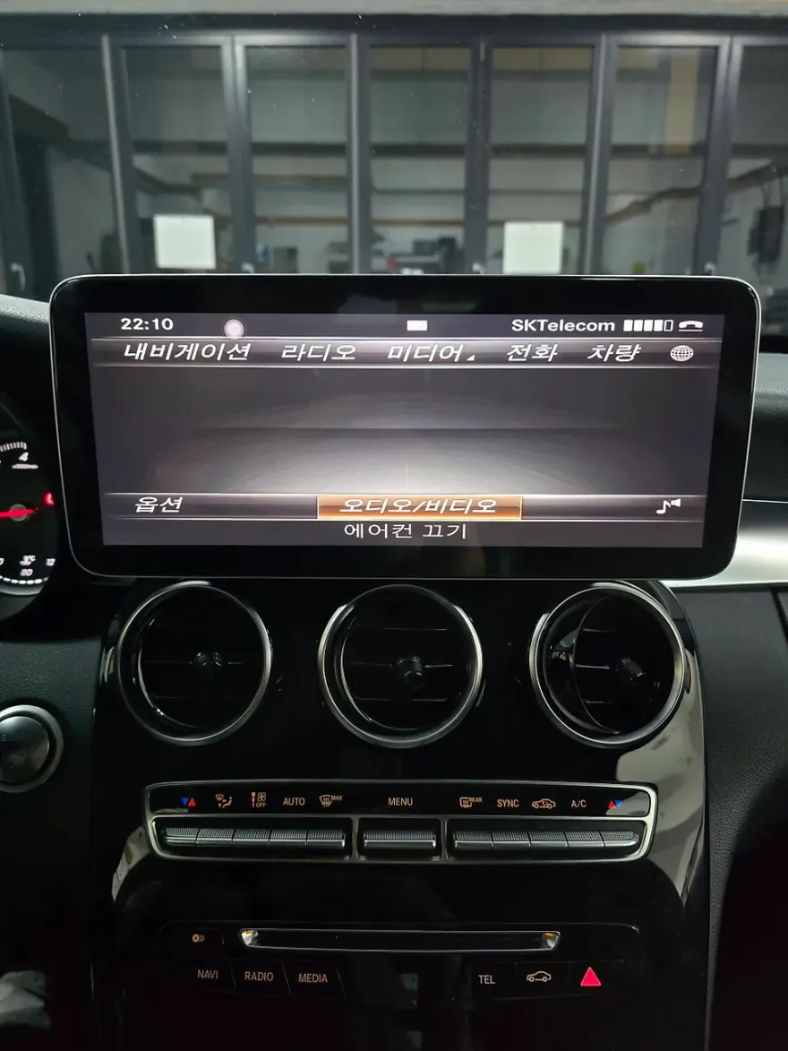 Mercedes-Benz C-Class W205のAndroid Auto・CarPlay取付事例 施工写真 4-2