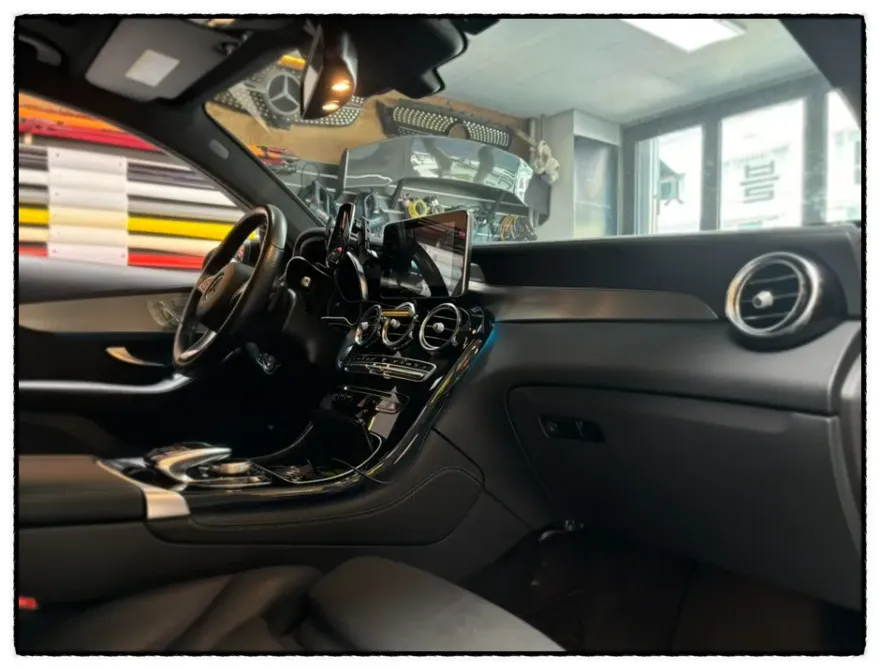 Mercedes-Benz GLCのドライブレコーダー取付事例 施工写真 3-1
