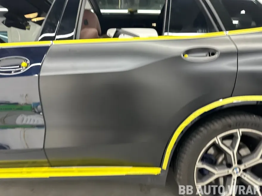 BMW X5のカーラッピング事例|3Mサテンブラック 施工写真 2-3