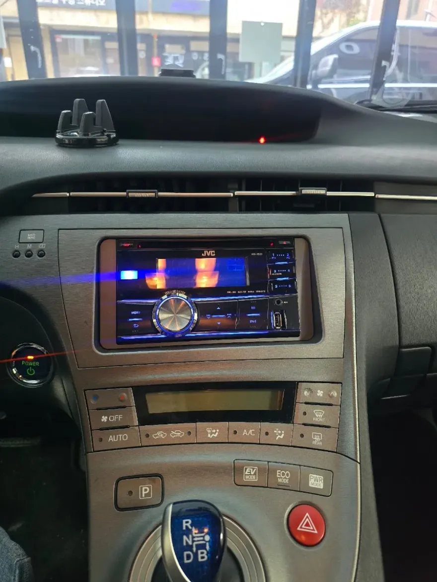 Toyota PriusのAndroid Auto・CarPlay取付事例 施工写真 2-1