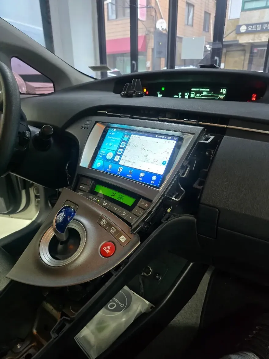 Toyota PriusのAndroid Auto・CarPlay取付事例 施工写真 4-1