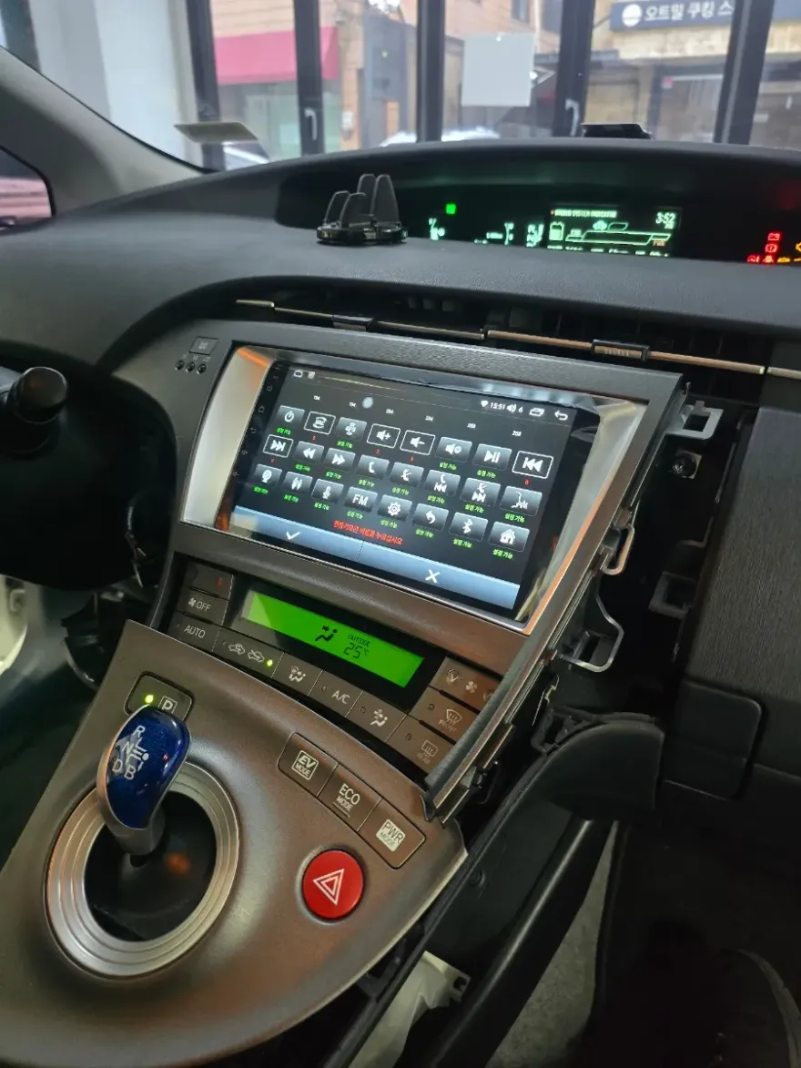 Toyota PriusのAndroid Auto・CarPlay取付事例 施工写真 1-2