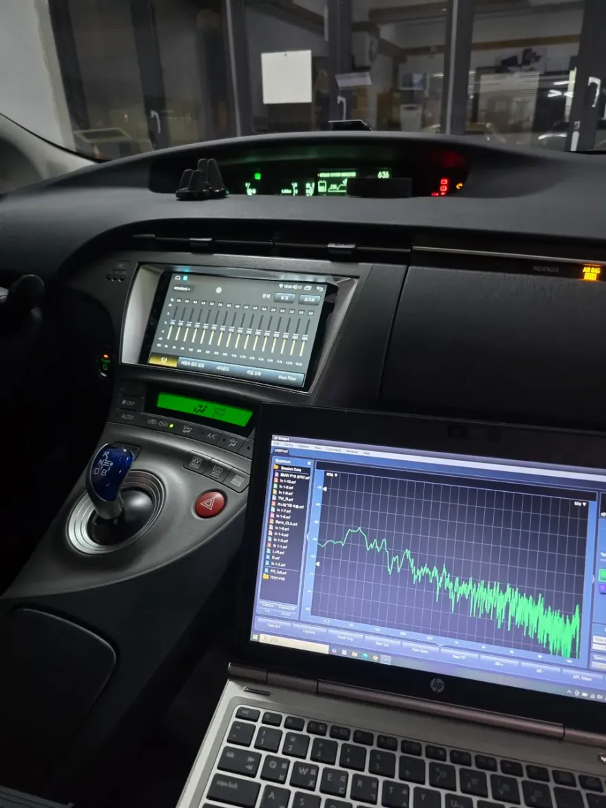 Toyota PriusのAndroid Auto・CarPlay取付事例 施工写真 1-3
