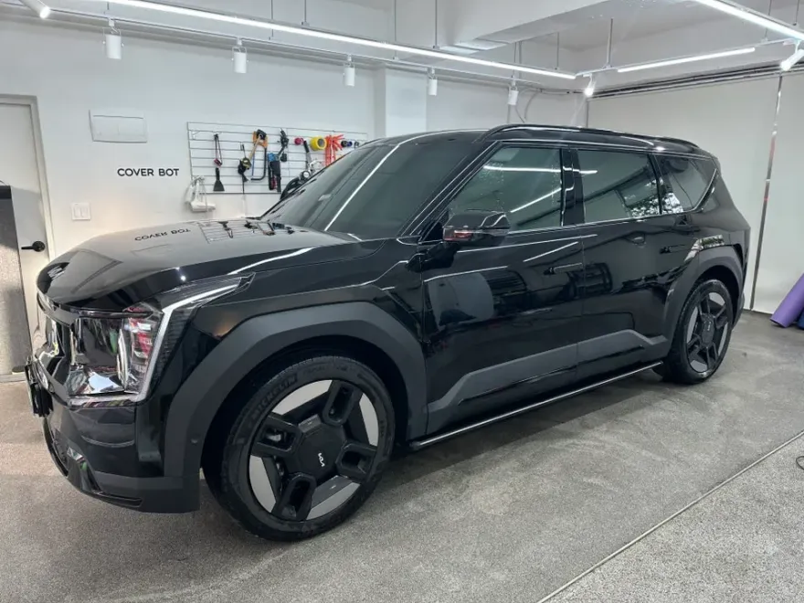 Kia EV9のカーラッピング事例|クローム除去で印象激変 施工写真 3-2