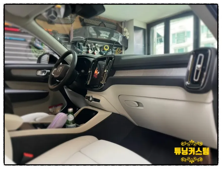 Volvo XC40のドラレコ取付事例|費用目安と安全施工 施工写真 1-2