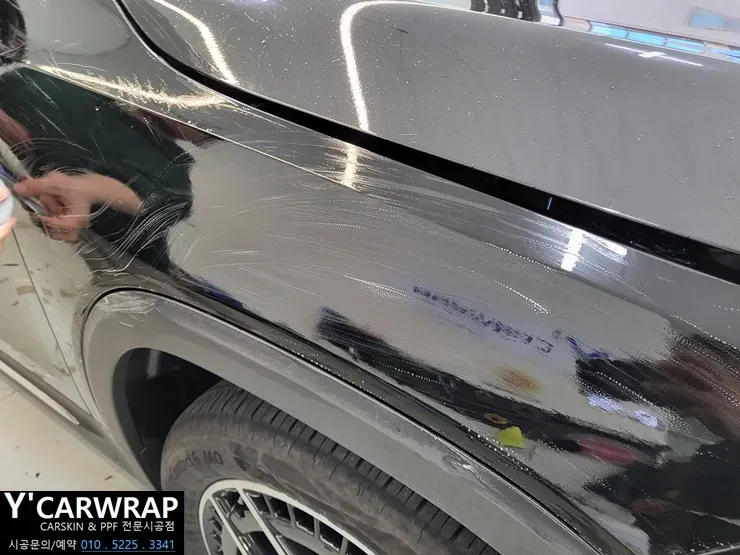 Mercedes-Benz EQBのカーラッピング事例|高光沢グレーの仕上がり 施工写真 2-3