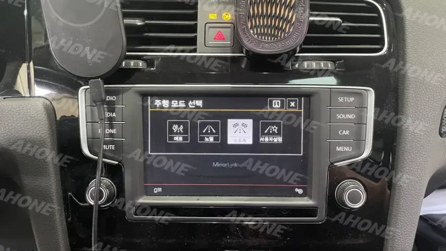 Volkswagen GolfのAndroid Auto・CarPlay取付事例 施工写真 4-1