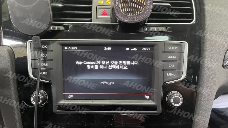 Volkswagen GolfのAndroid Auto・CarPlay取付事例 施工写真 1-2