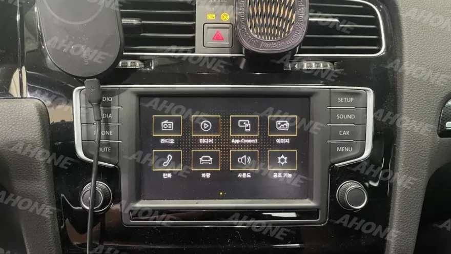 Volkswagen GolfのAndroid Auto・CarPlay取付事例 施工写真 3-2