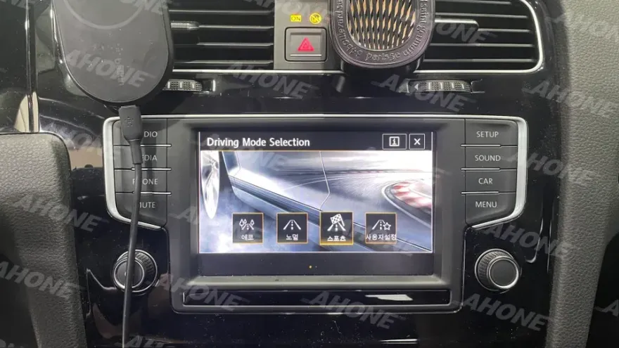 Volkswagen GolfのAndroid Auto・CarPlay取付事例 施工写真 4-2