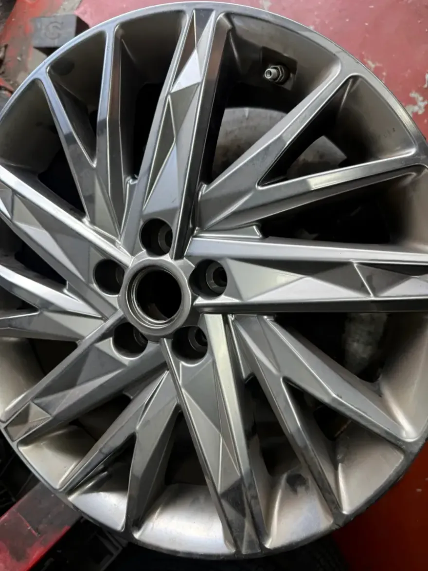 Hyundai Grandeur GN7のホイールリペア・塗装事例 施工写真 1-2