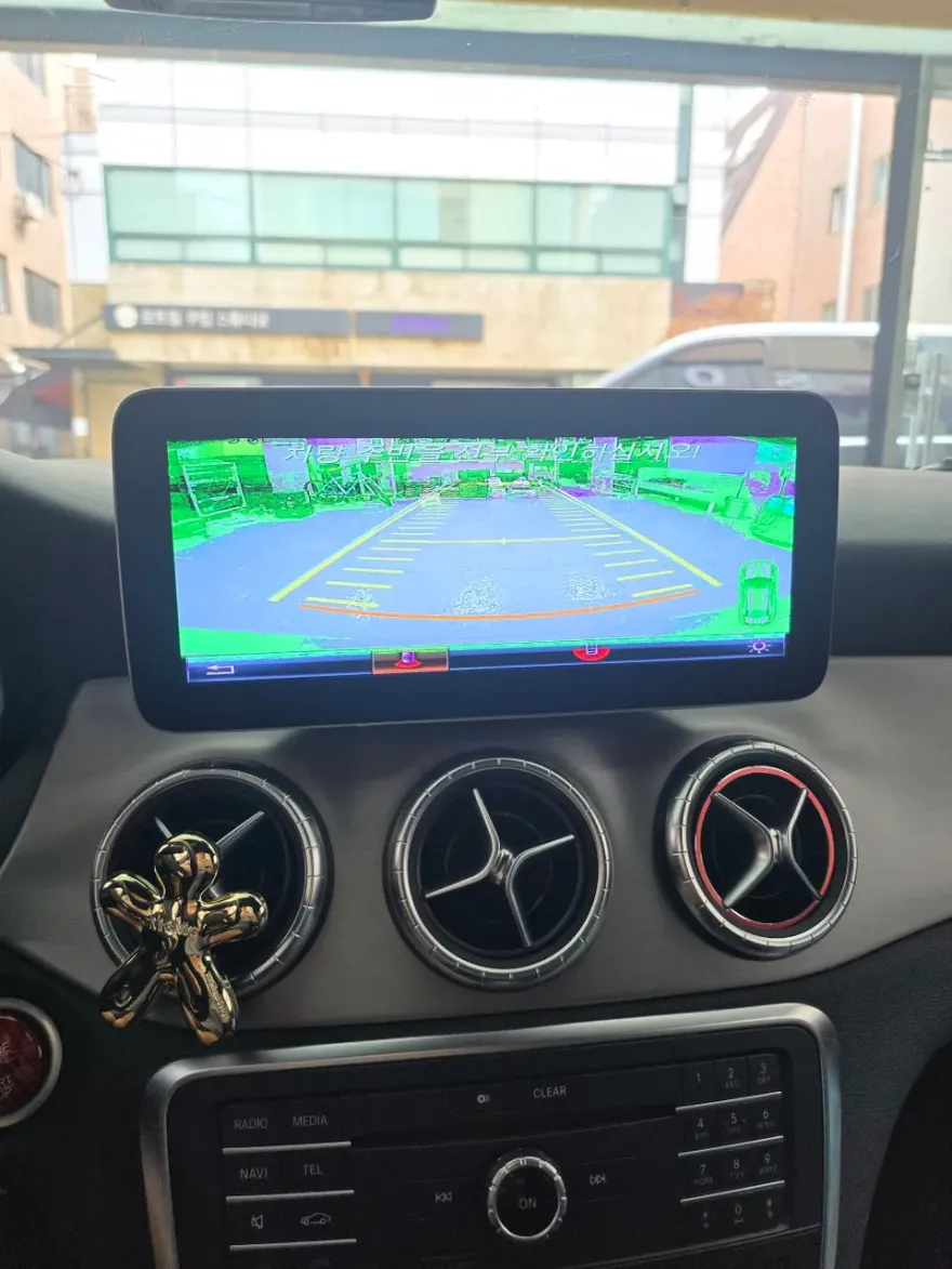 Mercedes-Benz CLAのAndroid Auto・CarPlay取付事例 施工写真 2-1