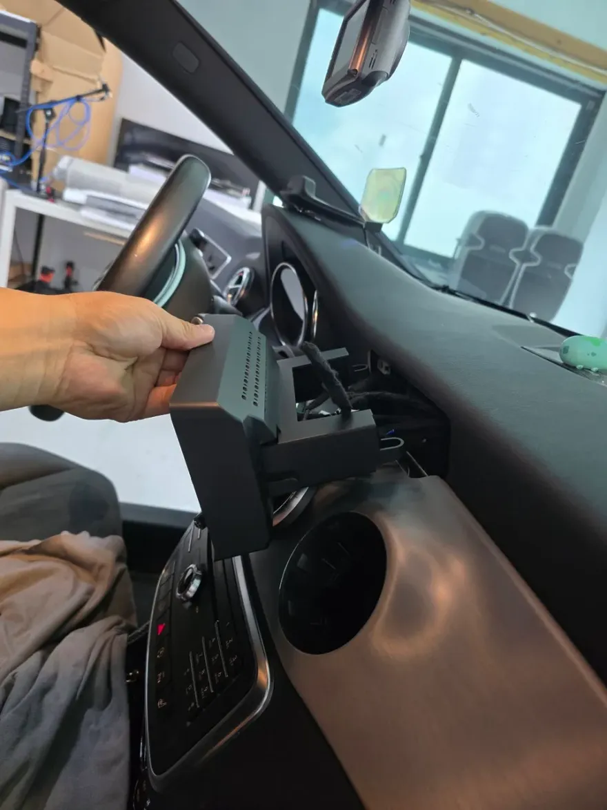 Mercedes-Benz CLAのAndroid Auto・CarPlay取付事例 施工写真 3-2