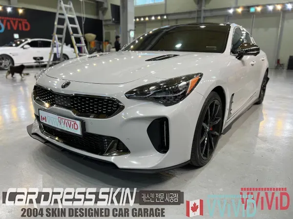 Kia Stingerのカーラッピング事例|ポルシェ風スレートグレー 施工写真 3-1