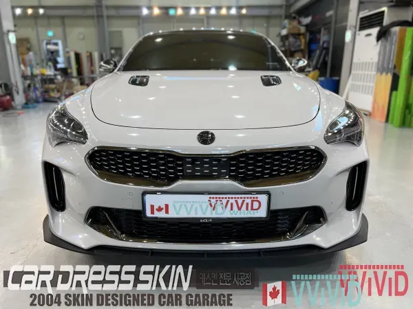 Kia Stingerのカーラッピング事例|ポルシェ風スレートグレー 施工写真 1-2