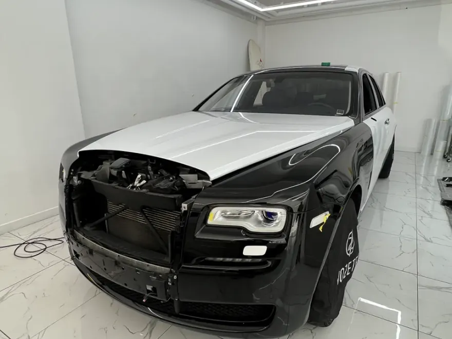 Rolls-Royce Ghostのカーラッピング事例|高光沢フィルムで高級感を向上 施工写真 1-1