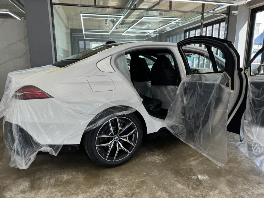 BMW 5 Seriesのカーフィルム施工事例|費用目安・仕上がり 施工写真 1-3