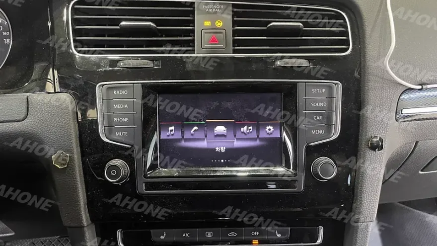 Volkswagen Golf 7th GenのAndroid Auto・CarPlay取付事例 施工写真 2-1