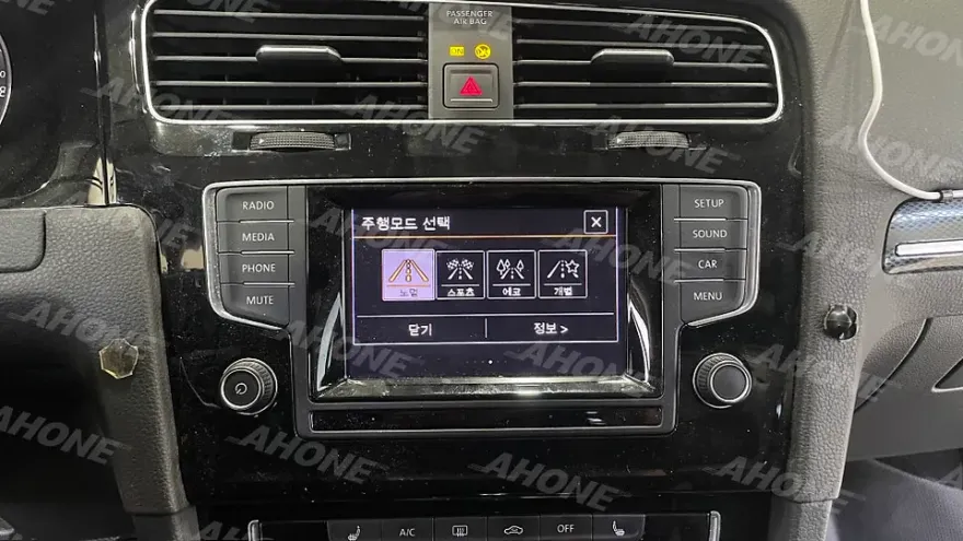 Volkswagen Golf 7th GenのAndroid Auto・CarPlay取付事例 施工写真 3-1