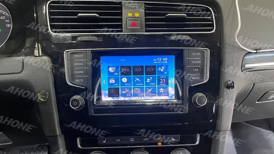 Volkswagen Golf 7th GenのAndroid Auto・CarPlay取付事例 施工写真 4-1
