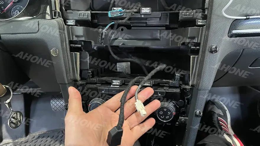 Volkswagen Golf 7th GenのAndroid Auto・CarPlay取付事例 施工写真 2-2