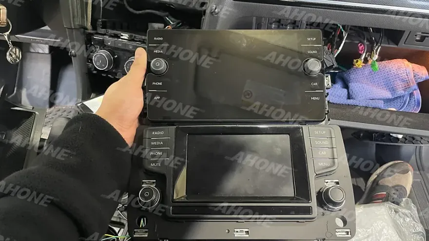 Volkswagen Golf 7th GenのAndroid Auto・CarPlay取付事例 施工写真 3-2