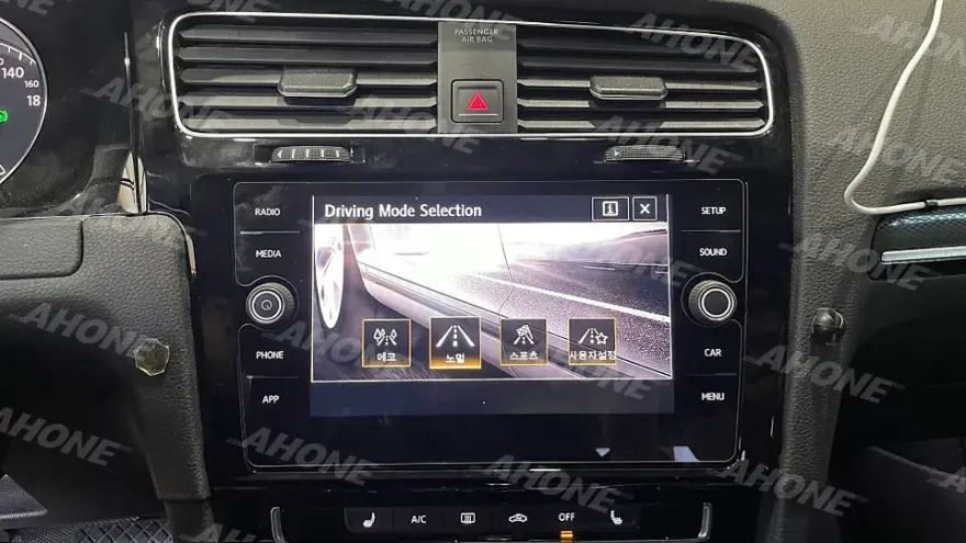Volkswagen Golf 7th GenのAndroid Auto・CarPlay取付事例 施工写真 4-2