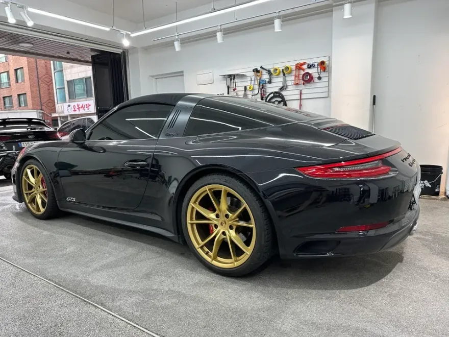ポルシェ 911 Targaのカーラッピング事例|高光沢フィルム 施工写真 1-2