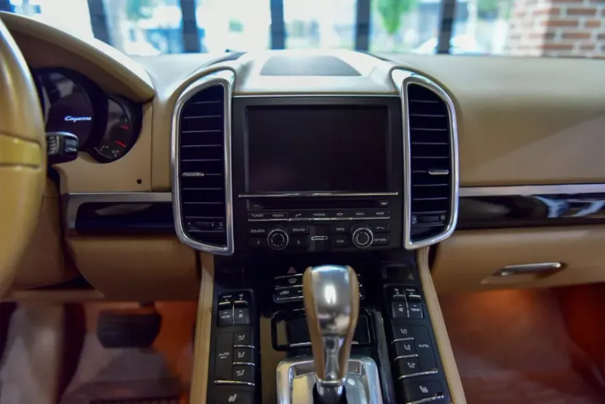Porsche CayenneのAndroid Auto・CarPlay取付事例 施工写真 2-1
