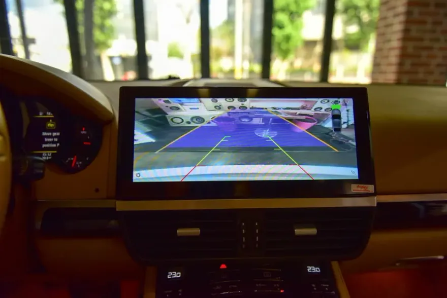 Porsche CayenneのAndroid Auto・CarPlay取付事例 施工写真 1-2