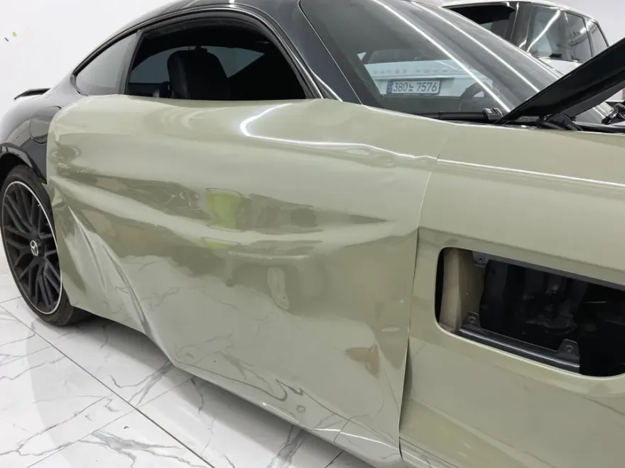 Mercedes-Benz AMG GTSのカーラッピング事例|カキグリーン高光沢 施工写真 1-2
