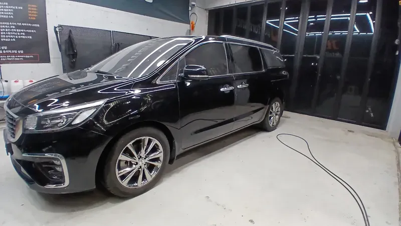 Kia Carnival YPのガラスコーティング事例 施工写真 2-2