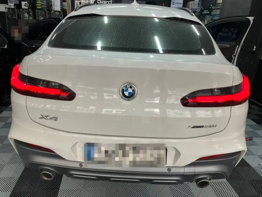 BMW X4 G02のドラレコ取付事例｜費用目安・仕上がり 施工写真 2-1