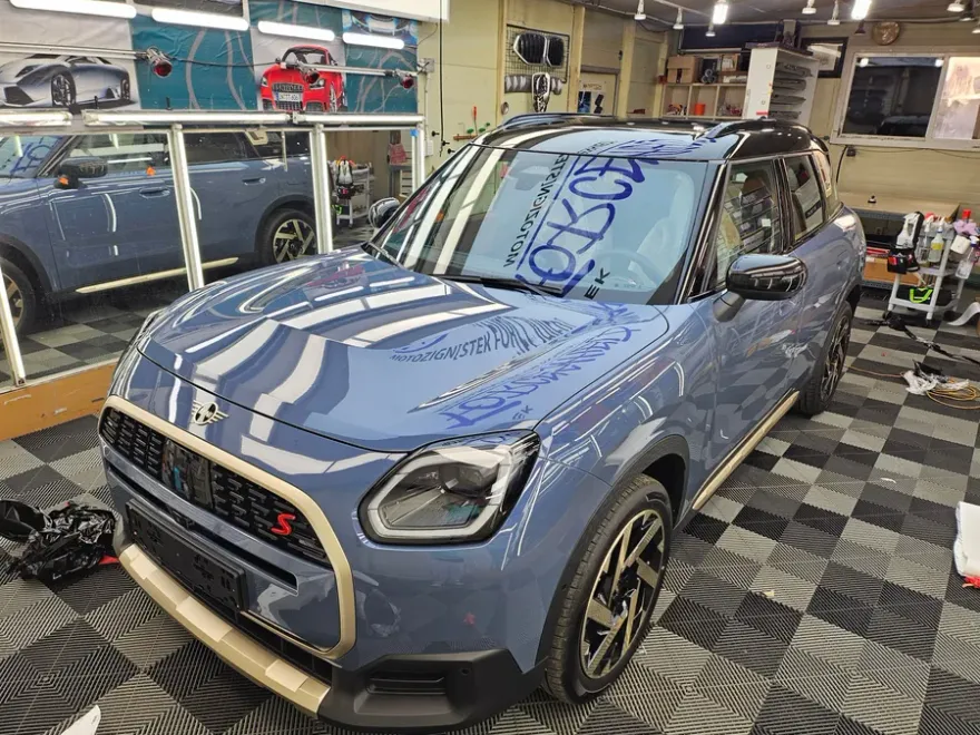 MINI Countrymanのカーラッピング事例｜費用目安・仕上がり 施工写真 2-1