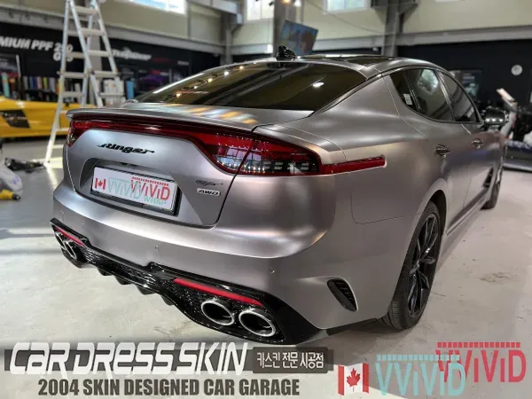 Kia Stinger カーラッピング事例:無光スモークグレークロム 施工写真 1-2